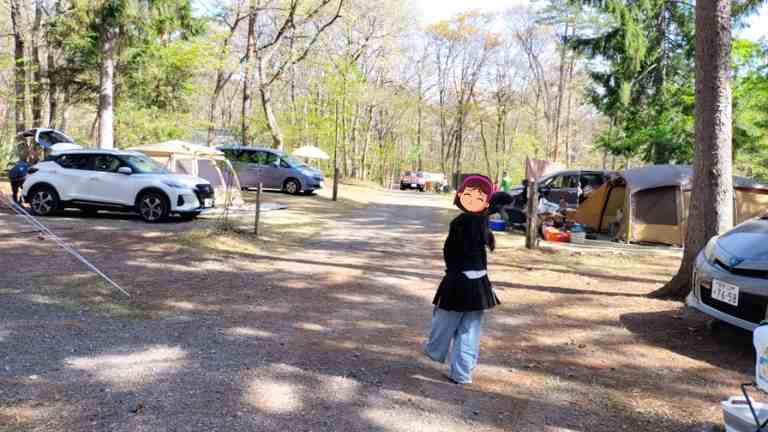 キャンプ場内を歩いている様子