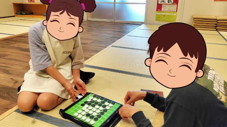 休憩処でオセロをしている様子