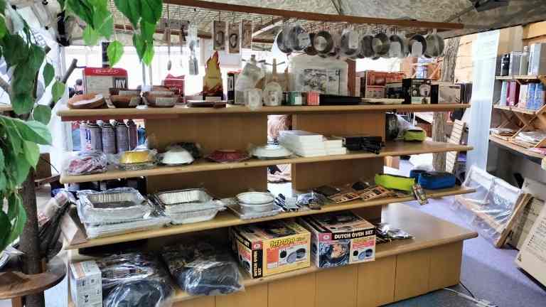 キャンプ用品が陳列されている様子