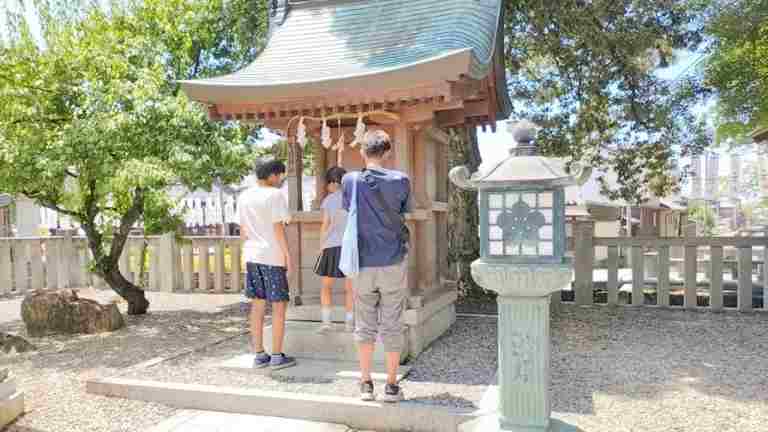 天満神社でお参りしている様子