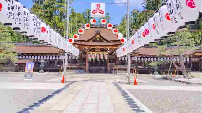 多賀大社の本殿へ続く参道