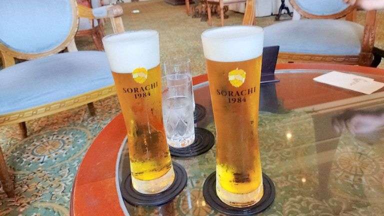 ラウンジでビール