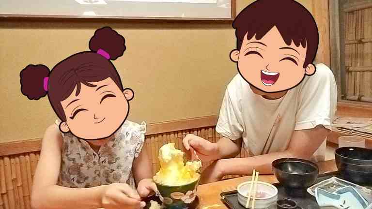 マンゴーかき氷を食べている様子