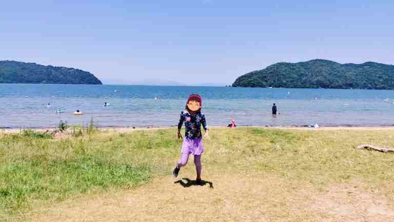 湖水浴を楽しんでいる様子