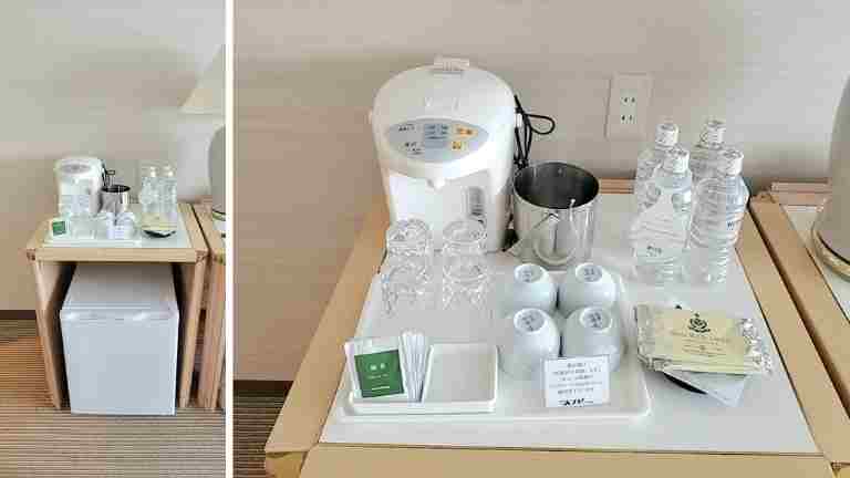 冷蔵庫とポットなどの備品