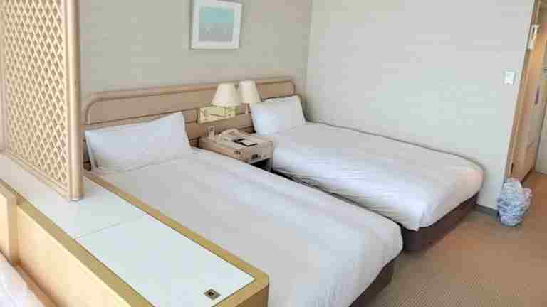 部屋のベッド