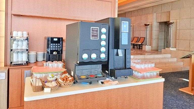 ラウンジのドリンクカウンター