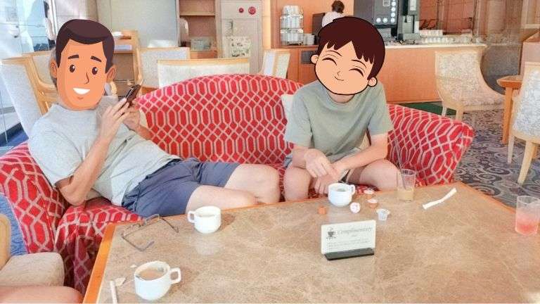 ラウンジでくつろぐ様子