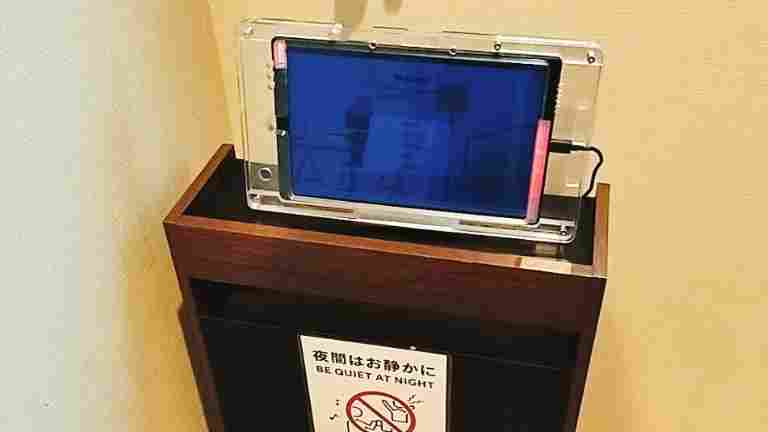 室内のチェックインタブレット